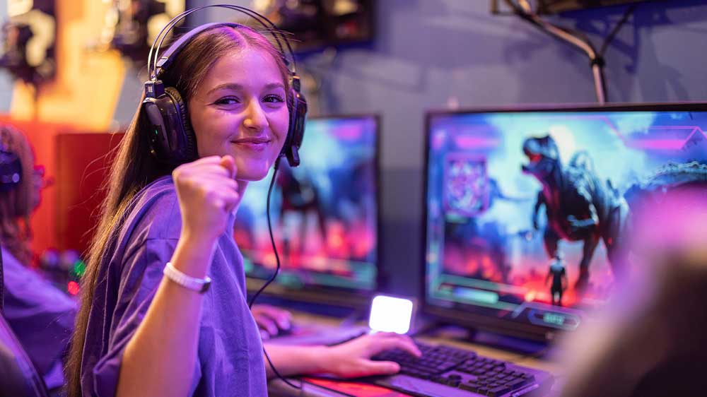 Dívka hraje hry na počítači_03