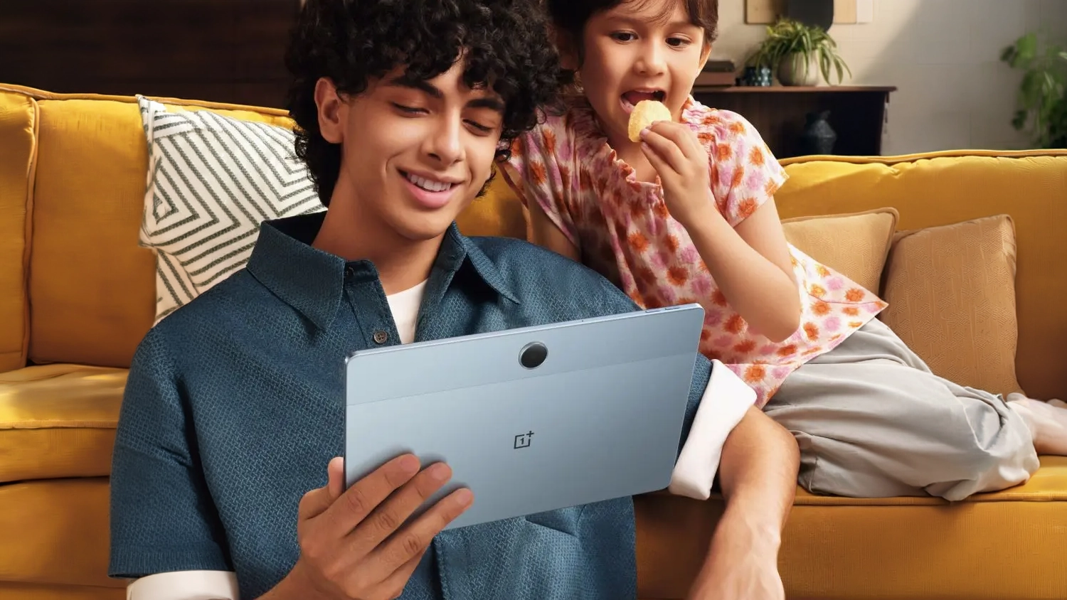 Chlapec s holčičkou sleduj&iacute;c&iacute; obrazovku OnePlus Pad Lite LTE