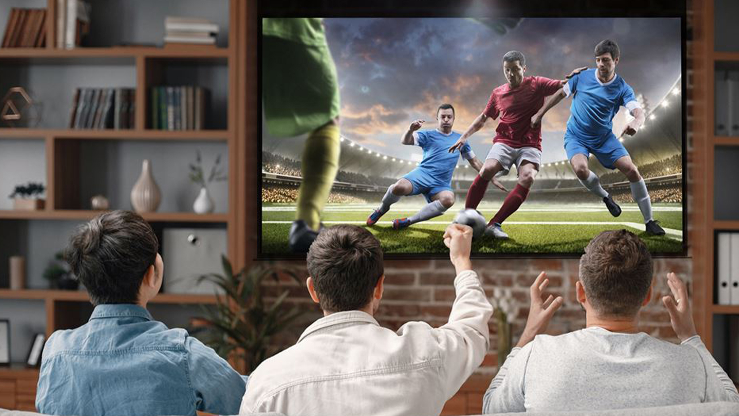 Muži sleduj&uacute; futbal premietan&yacute; cez projektor