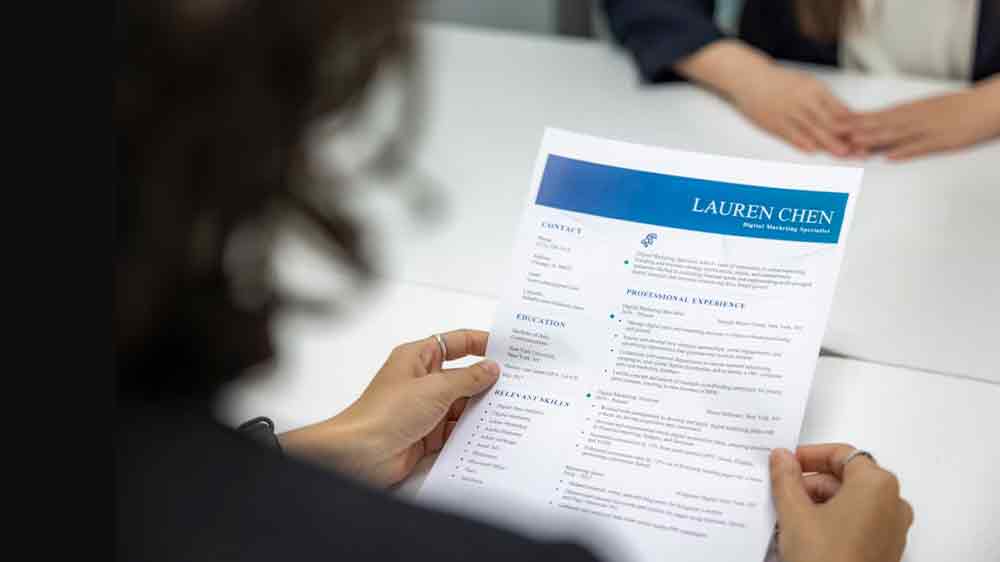 Žena držící dokument_02