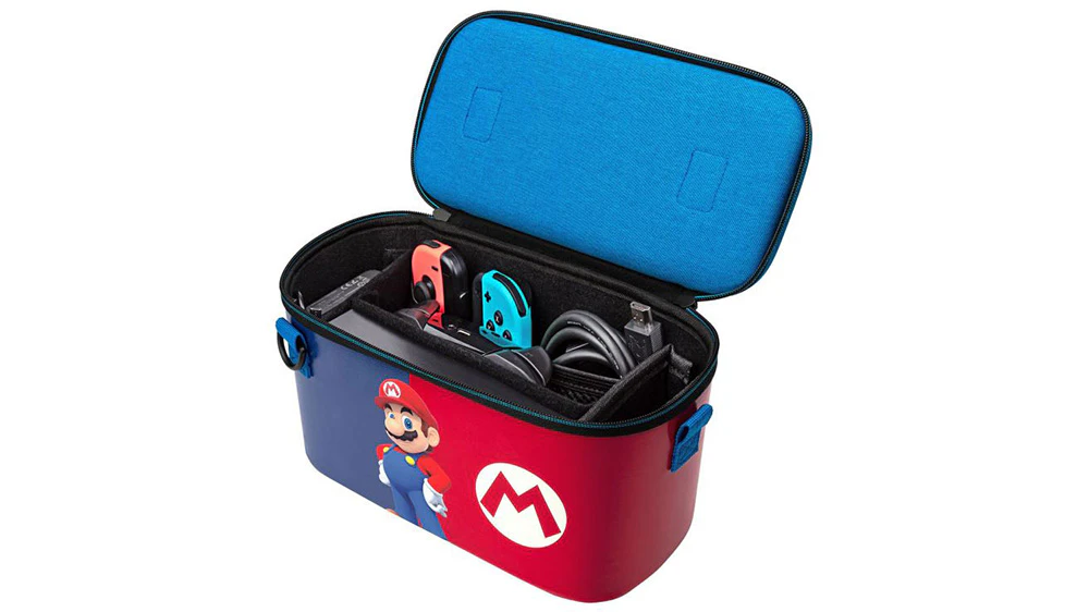 Pouzdro pro Nintendo Switch PDP Pull-N-Go Case Mario Edition na b&iacute;l&eacute;m pozad&iacute; zobrazuj&iacute;c&iacute; červenomodr&yacute; design s motivem Maria