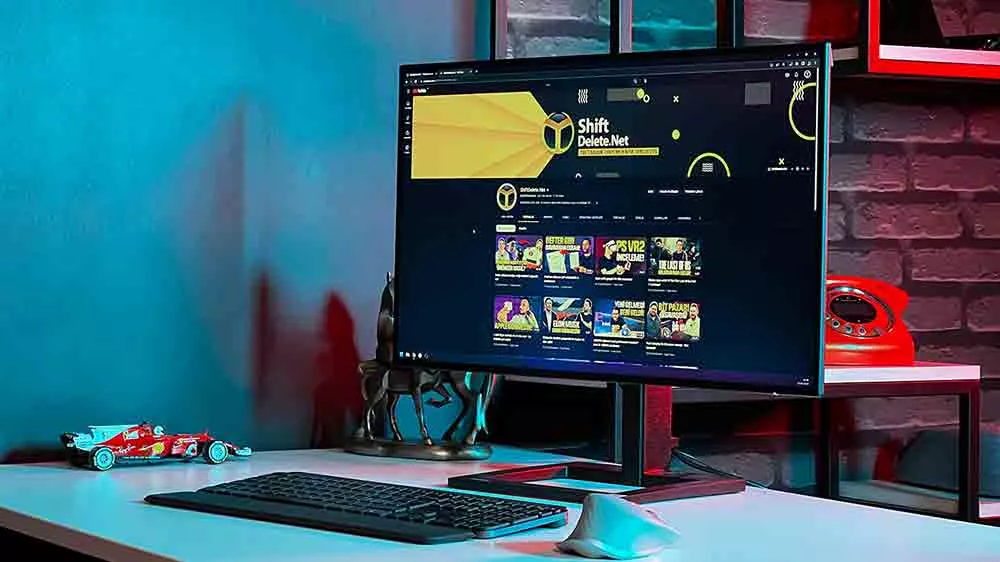 LED Monitor Philips 275E2FAE na stole so spustenou počítačovou hrou_03