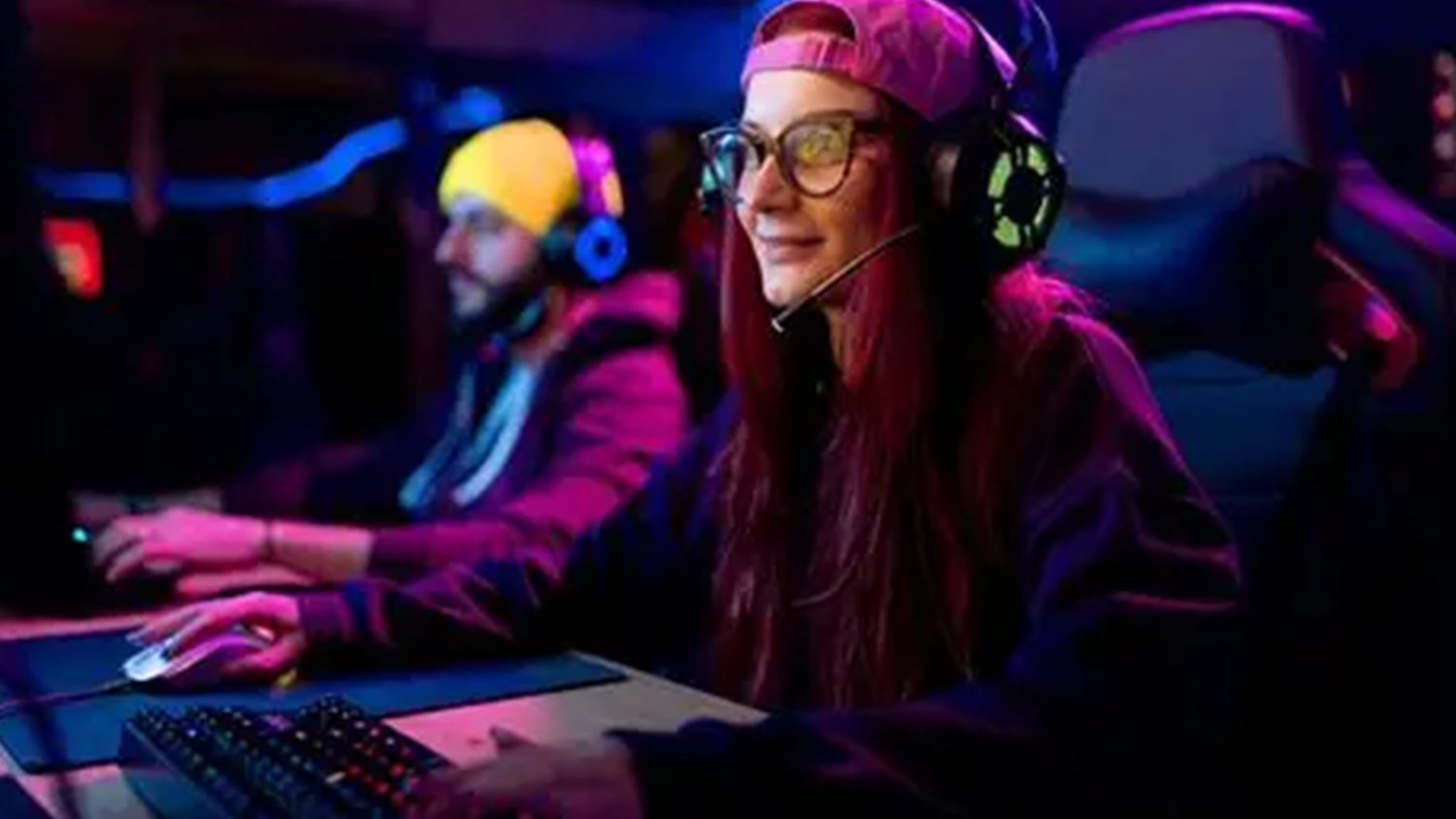 Žena hrá hru na PC