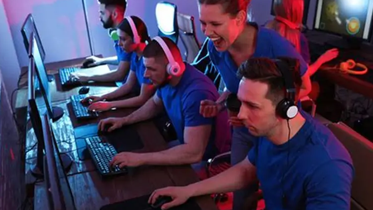 Skupina mladých sa baví pri PC hre