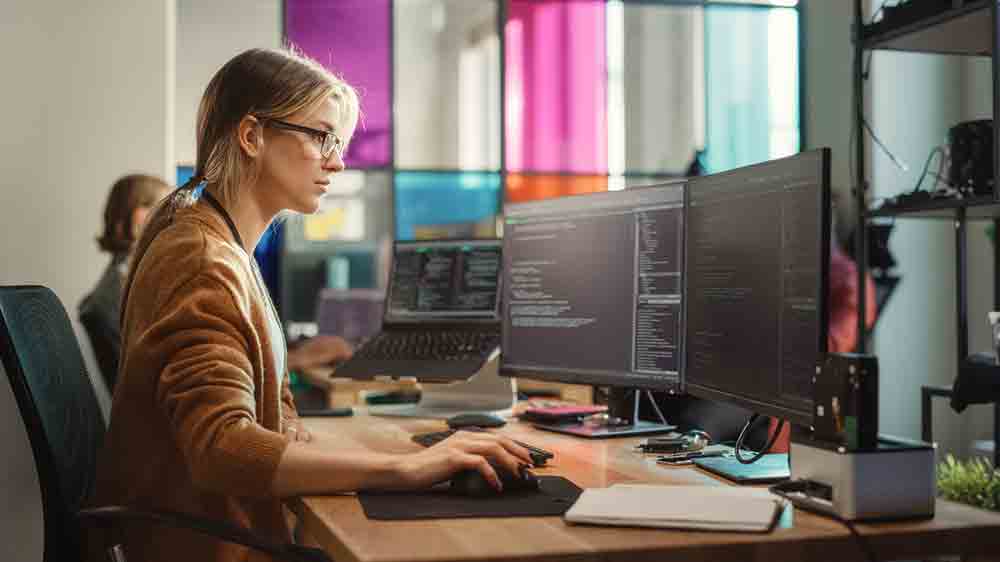 Žena pracující u počítače_02