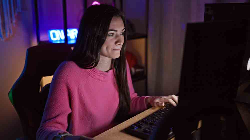 Žena pracující na počítači v noci_03