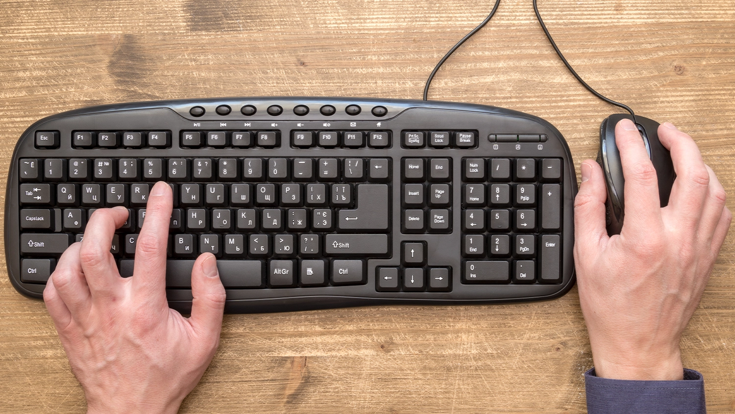 Muž pracuj&iacute;c&iacute; s kl&aacute;vesnic&iacute; a my&scaron;&iacute;