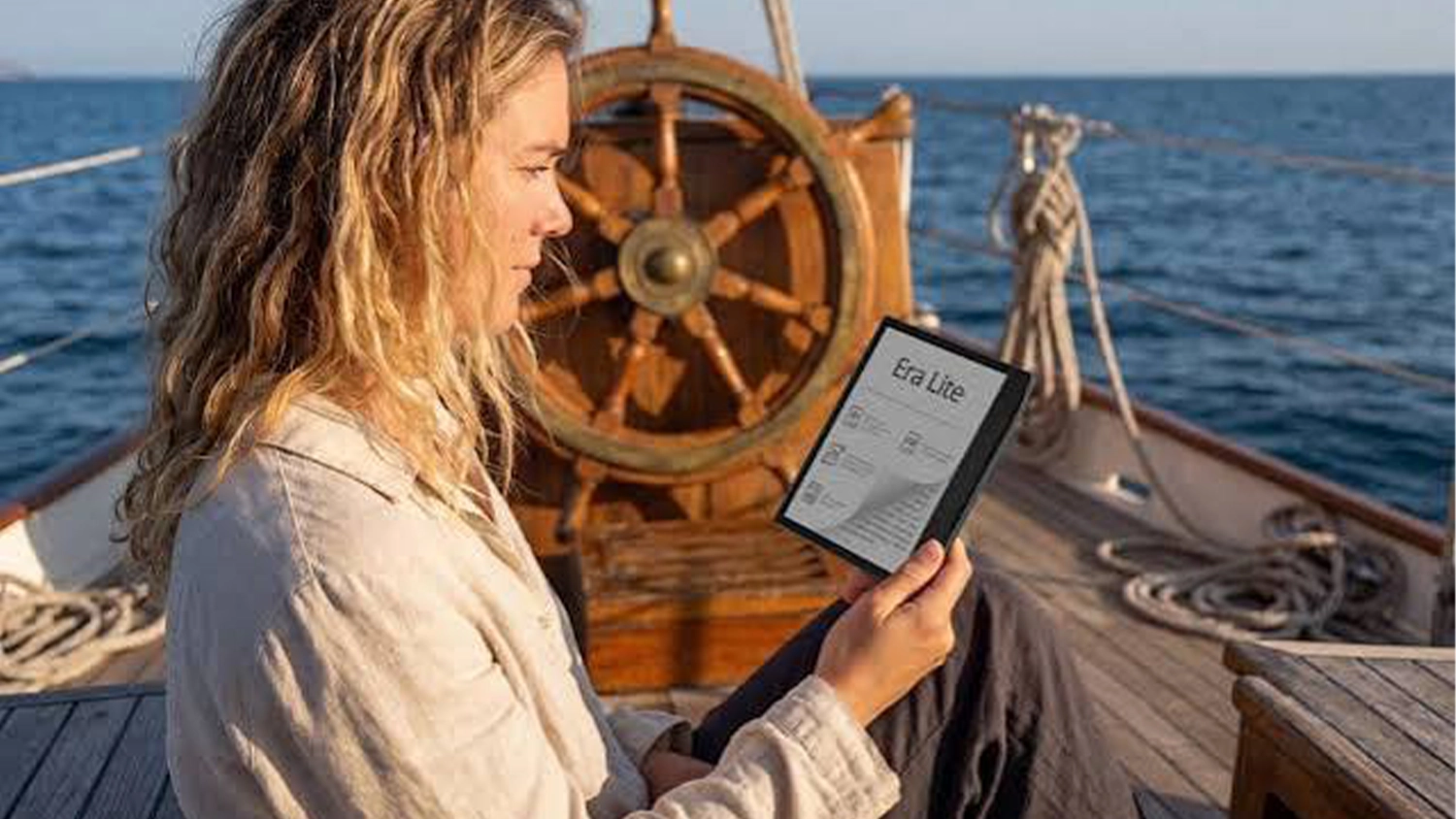 Žena na lodi držící čtečku POCKETBOOK