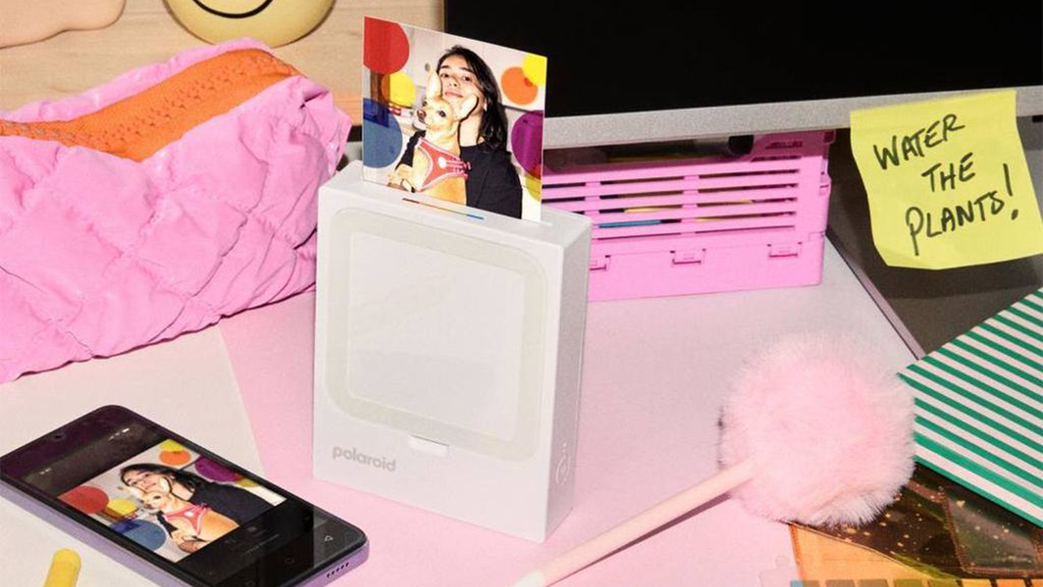 Fototiskárna Polaroid na stole u počítače s fotografií