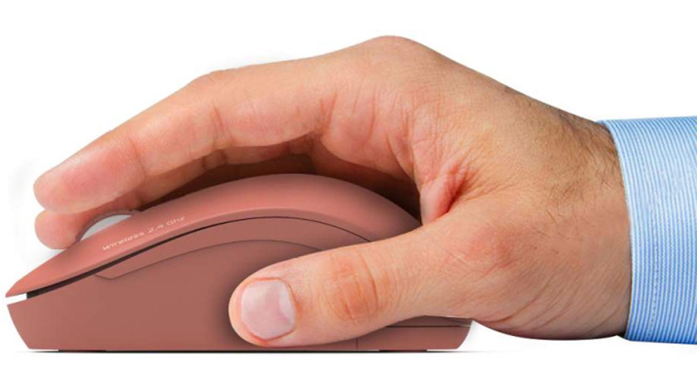 Myš Port Designs Collection II Terracotta demonstrující ergonomický design a technologii Silent click při používání