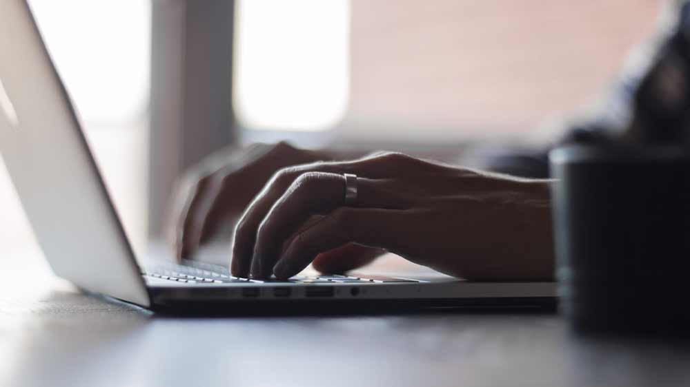 Ruce člověka pracujícího na počítači_02