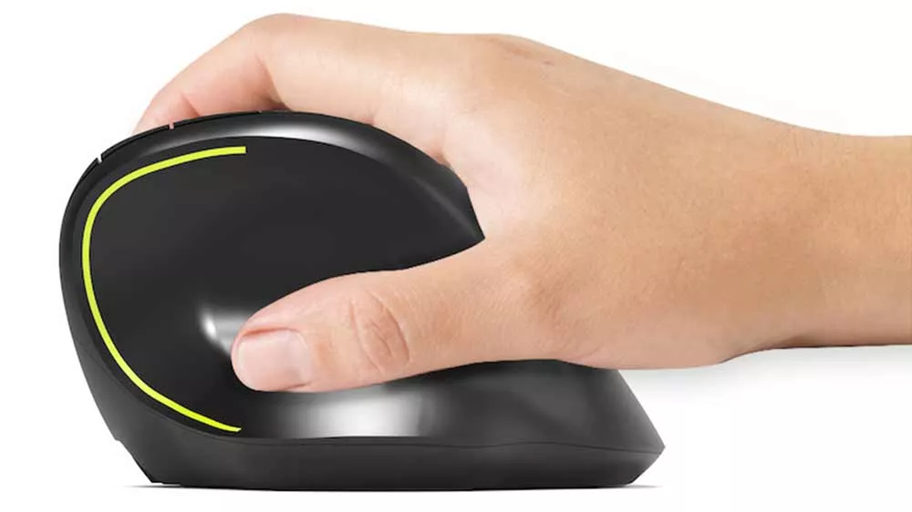 Ergonomická myš Port Connect WRL USB-A/BT 910200, ktorú drží ruka v prirodzenej polohe_02