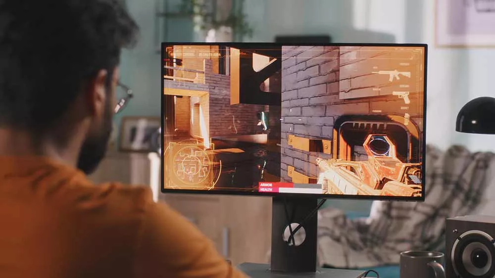 Muž pracujúci na pc_03