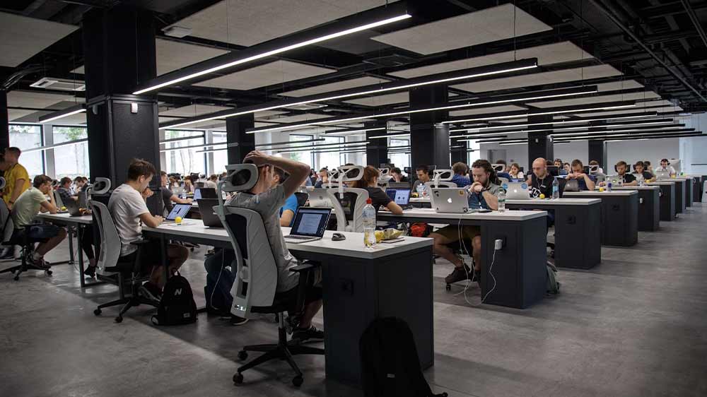 Pracovní prostor s lidmi u počítače_03