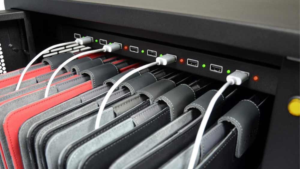 Přiblížení na skříň PORT Designs 901955 a USB porty_02