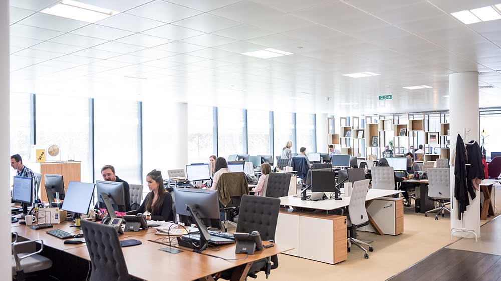 Velká kancelář s lidmi_03