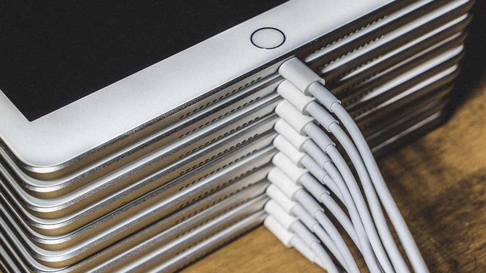 Tablety zapojené do nabíječek_03