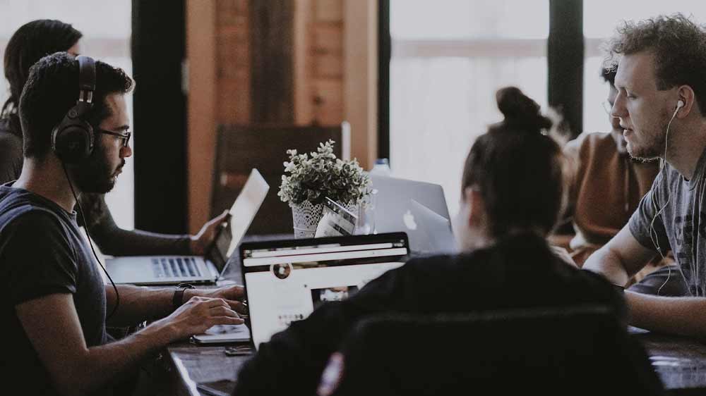 Lidé na noteboocích v kanceláři_04