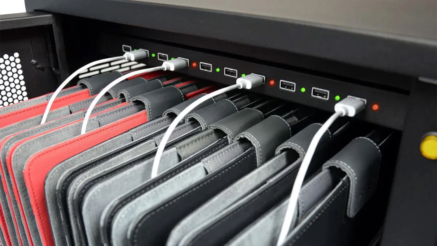 Zařízení připojená v nabíjecí skříni Charging Cabinet