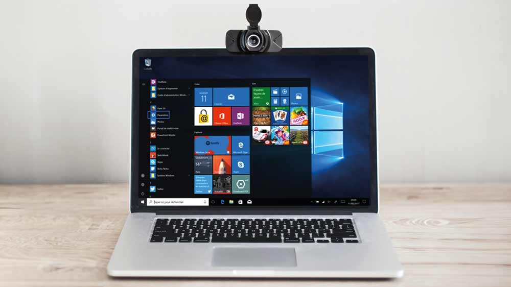 Web kamera Port Designs 900078 připevněná na notebooku_02