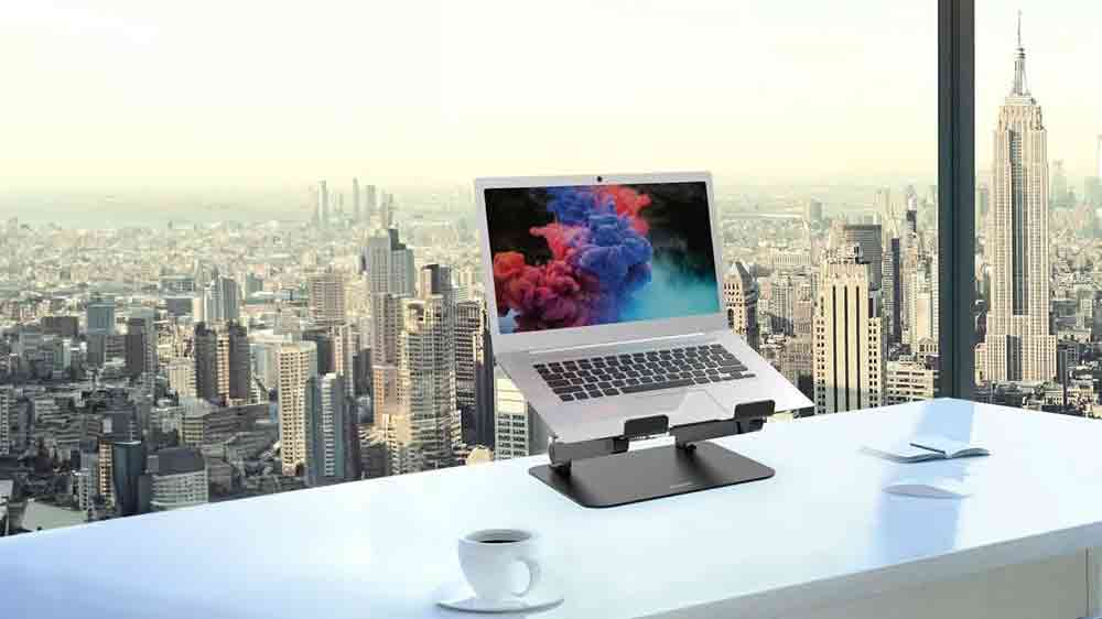 Notebook na stojanu PORT CONNECT na stole před oknem_02