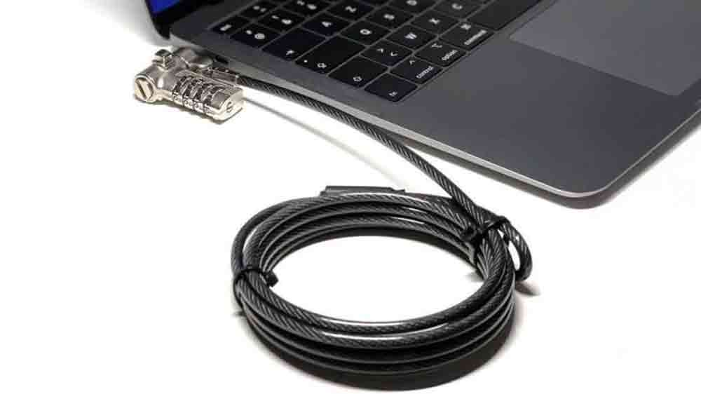 Bezpečnostní univerzální kabel s číselným zámkem PORT CONNECT připojený k notebooku_02
