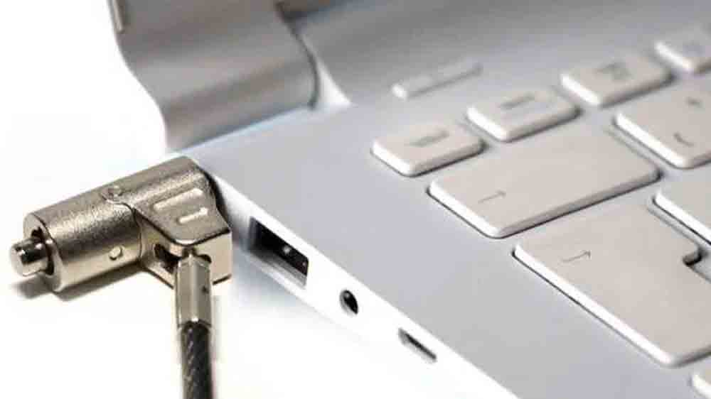 Bezpečnostní univerzální kabel PORT CONNECT NANO připojený k počítači_02