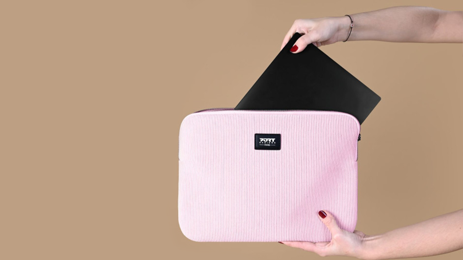 Žena ukl&aacute;d&aacute; notebook do pouzdra Port Designs MILANO II