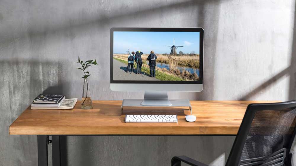 Stříbrný podstavec pod monitor Powerton s počítačem na stole_02