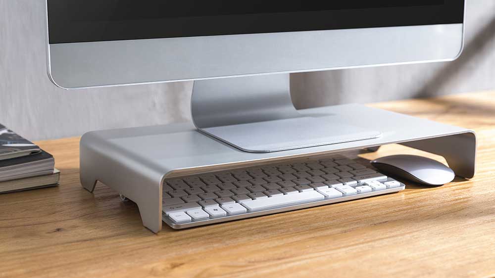 Stříbrný podstavec pod monitor Powerton s monitorem, klávesnicí a myší_03