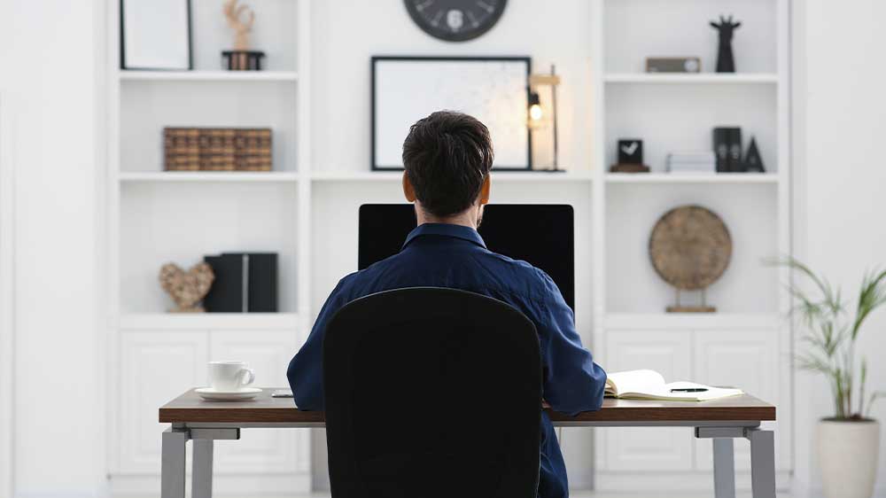 Muž pracující na počítači_02