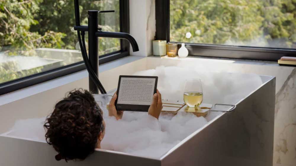 Žena s elektronickou čtečkou knih Kobo Rakuten Sage ve vaně_02