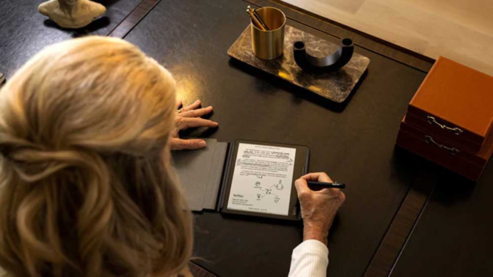 Žena zaznamenává své poznámky do textu ve čtečce knih Kobo Rakuten Sage_03