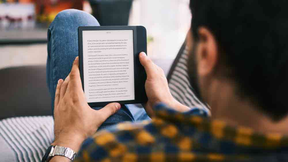 Muž číta z čítačky kníh_03