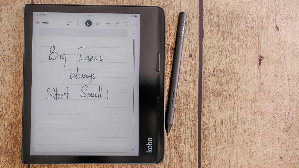 Čítačka kníh Kobo s dotykovým perom na stole a napísaným textom na displeji_02