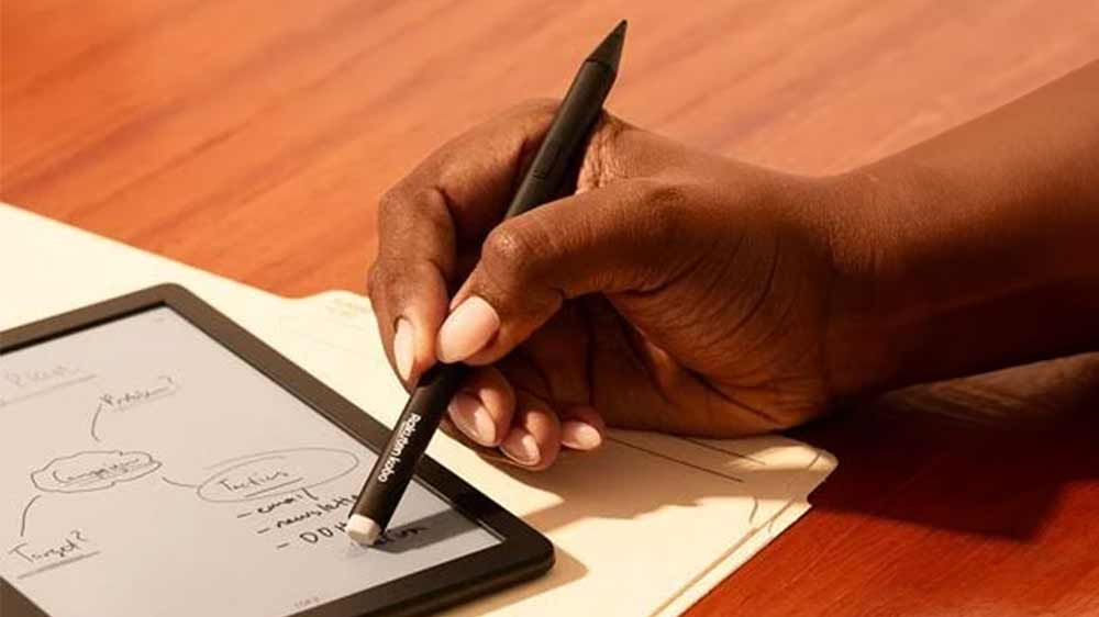 Detail integrovaného gumového hrotu dotykového pera Rakuten Kobo Stylus 2 Black s ukážkou mazania textu na displeji čítačky kníh_04