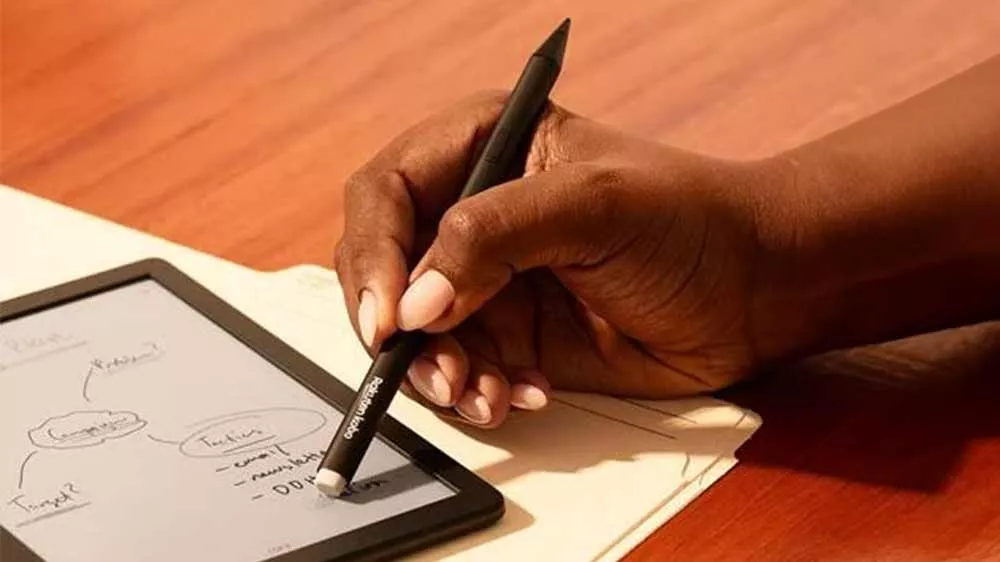 Detail integrovaného gumového hrotu dotykového pera Rakuten Kobo Stylus 2 Black s ukážkou mazania textu na displeji čítačky kníh_04