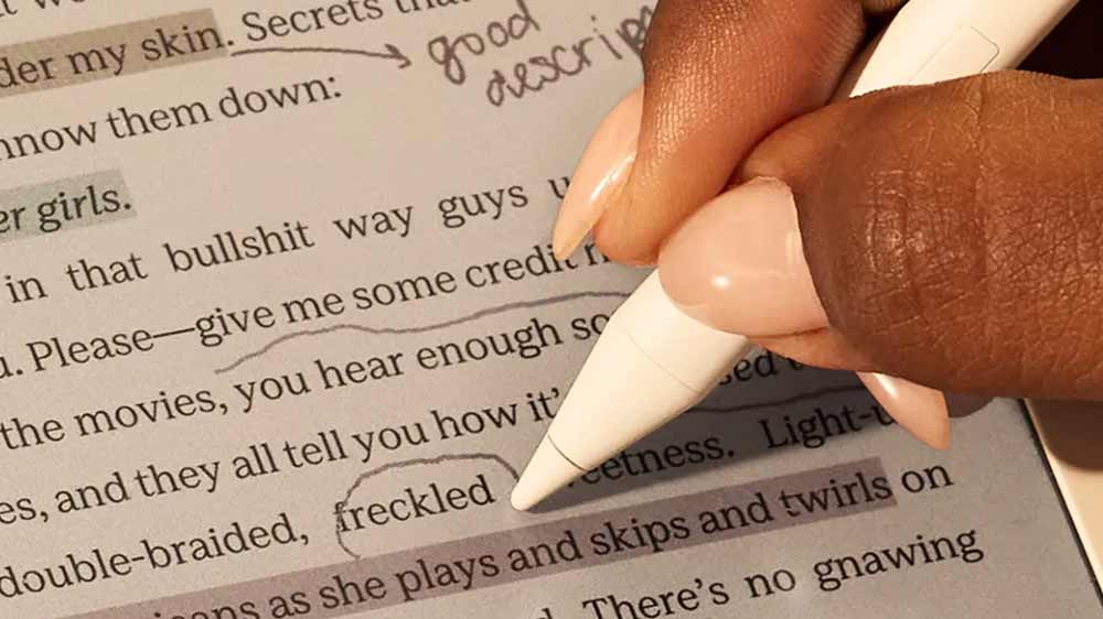 Ženská ruka zaškrtávajúca text pomocou dotykového pera Rakuten Kobo Stylus 2 White do textu v čítačke kníh_05