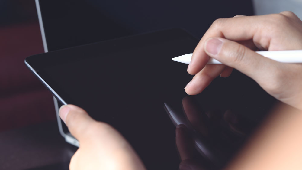 Ženské ruky držia čierne dotykové pero_02