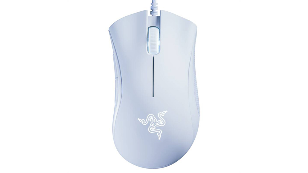 Herní myš Razer DeathAdder Essential white na bílém pozadí zobrazující ergonomický design a základní funkce