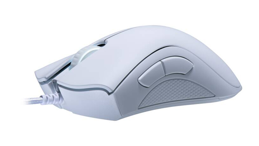 Herní myš Razer DeathAdder Essential white demonstrující přesnost optického snímače a ergonomický tvar