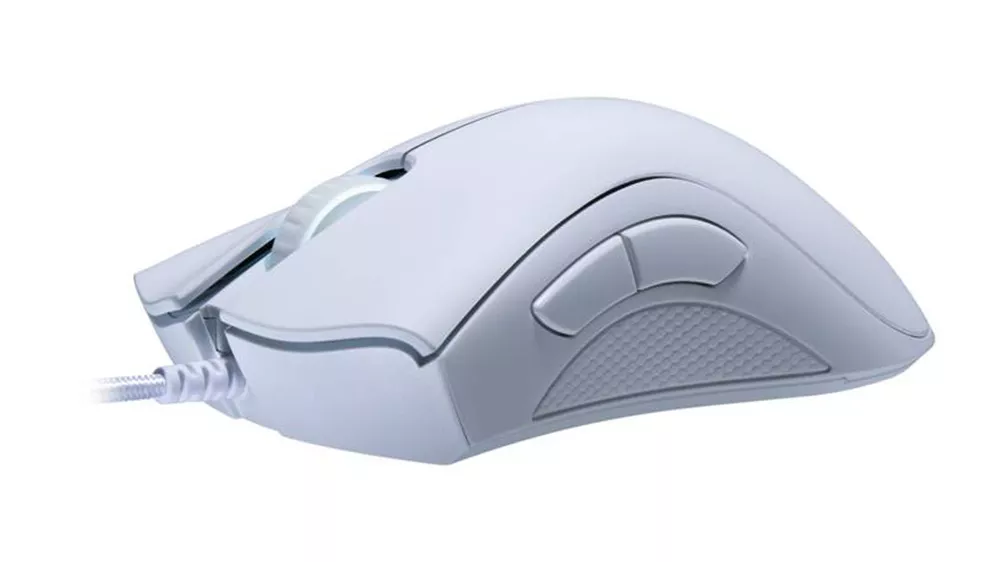 Herná myš Razer DeathAdder Essential white demonštrujúca presnosť optického snímača a ergonomický tvar