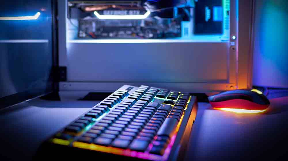 Podsvícená klávesnice, myš a otevřený PC_02