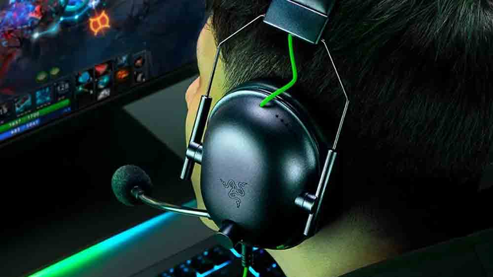 Muž se sluchátky Razer BlackShark V2 X USB hraje počítačovou hru_02