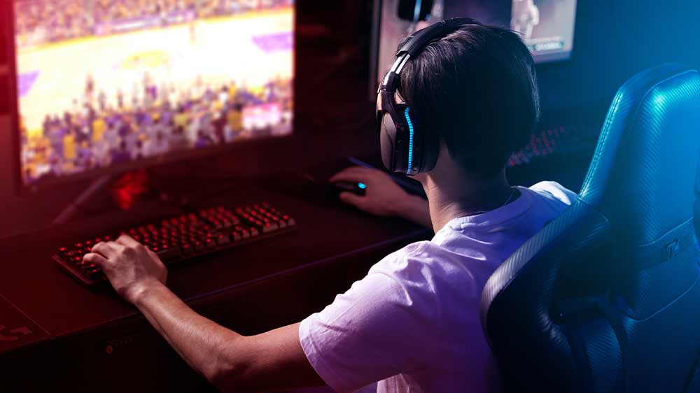 Muž hraje hru a má sluchátka na uších_03