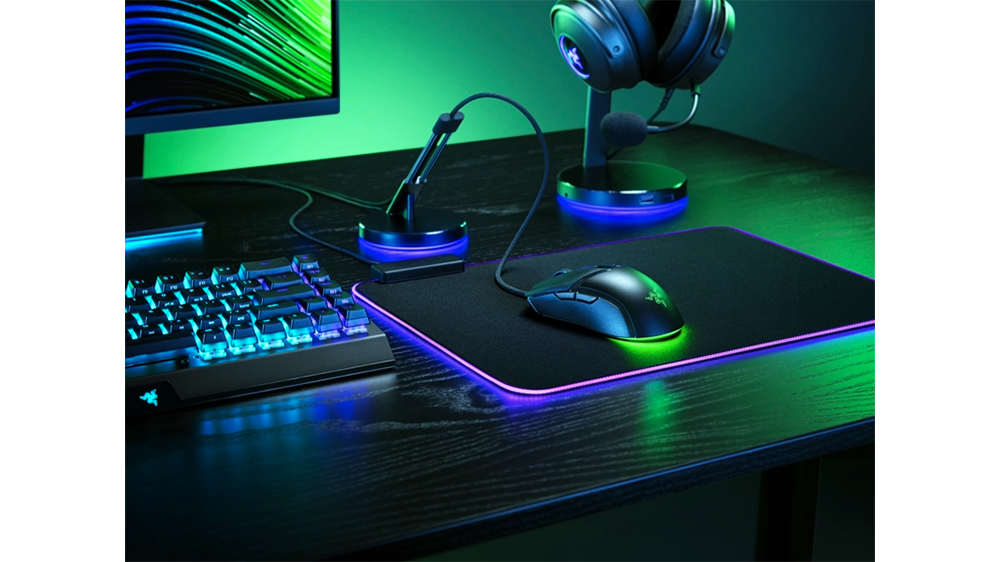 Hern&iacute; my&scaron; Razer Cobra RZ01-04650100-R3M1 RGB demonstruj&iacute;c&iacute; precizn&iacute; sledov&aacute;n&iacute; pohybu s vysokou přesnost&iacute; během hern&iacute; akce