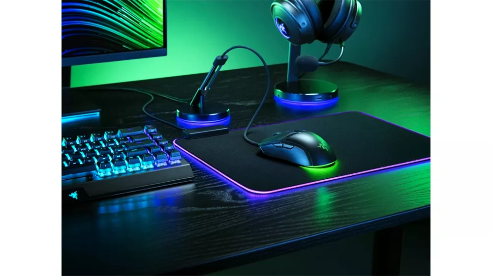 Herná myš Razer Cobra RZ01-04650100-R3M1 RGB demonštrujúca precízne sledovanie pohybu s vysokou presnosťou počas hernej akcie