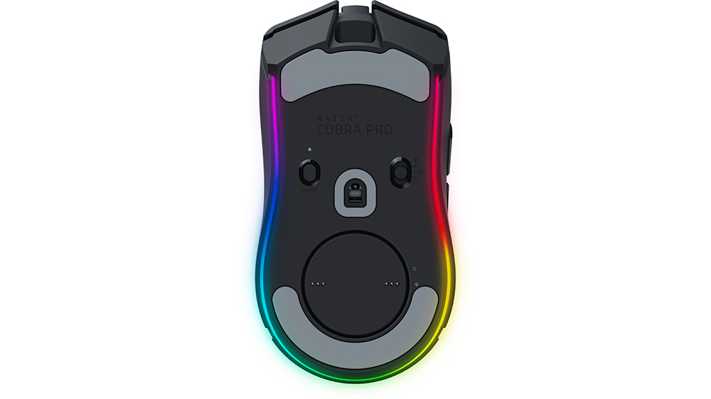 Herní myš Razer Cobra Pro Black demonstrující vysokou přesnost optického snímače Focus Pro 30K a ergonomický tvar pro různé typy úchopů