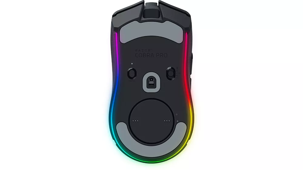 Herná myš Razer Cobra Pro Black demonštrujúca vysokú presnosť optického snímača Focus Pro 30K a ergonomický tvar pre rôzne typy úchopov