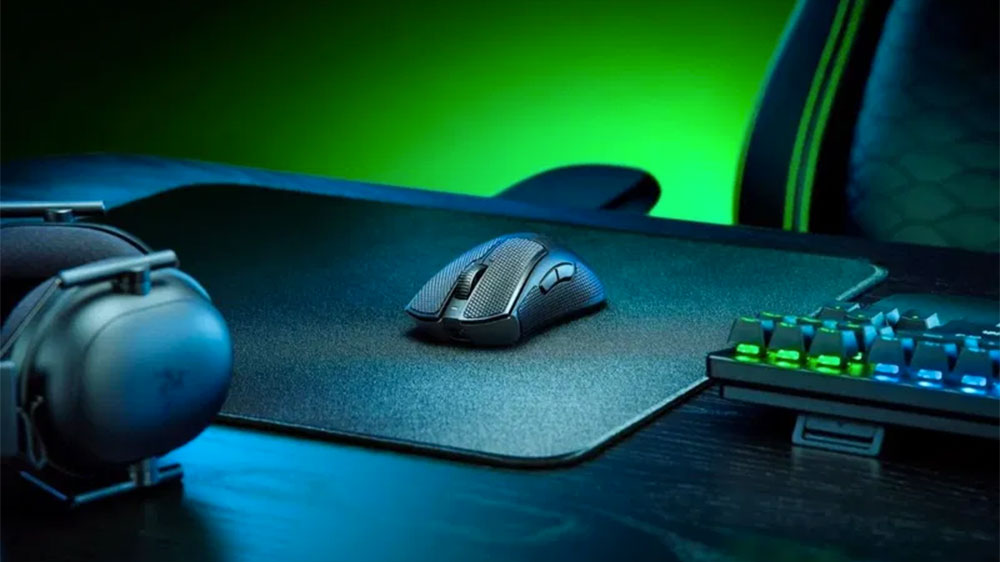 Bezdrátová herní myš RAZER DeathAdder V3 Pro na podložce na stole vedle PC _02